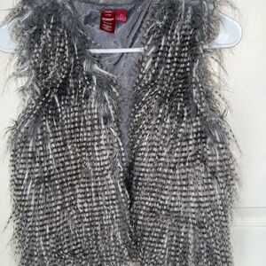 Arizona Jean Company Faux Fur Vest in Gray and White